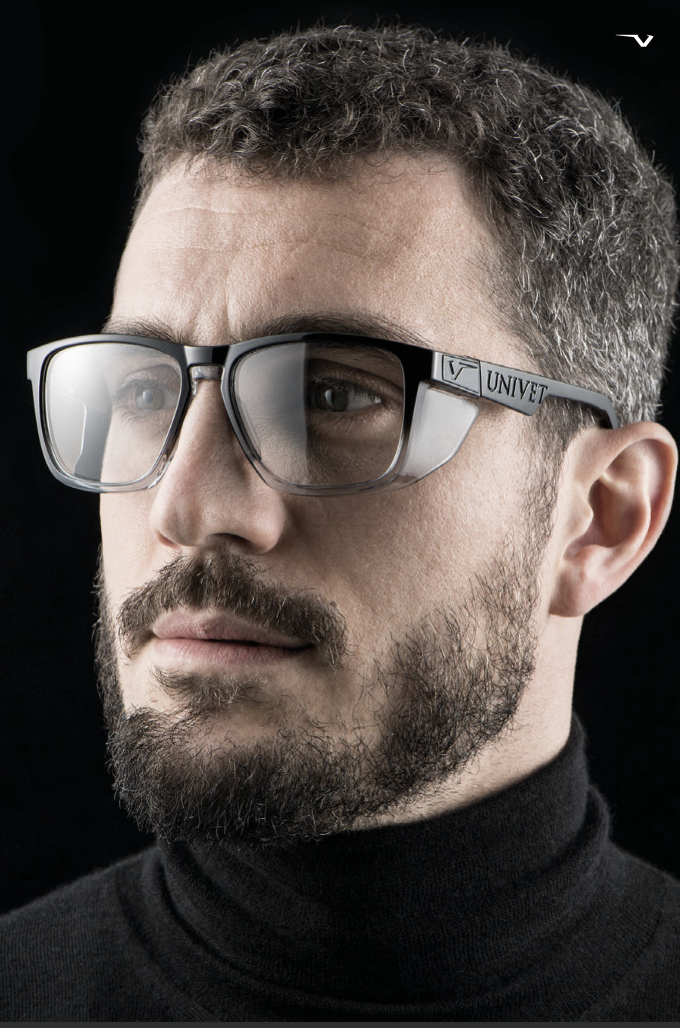 <p>Montatura Contemporary rettangolare con protezioni laterali integrate, look pulito per uffici tecnici e reparti qualità.</p>